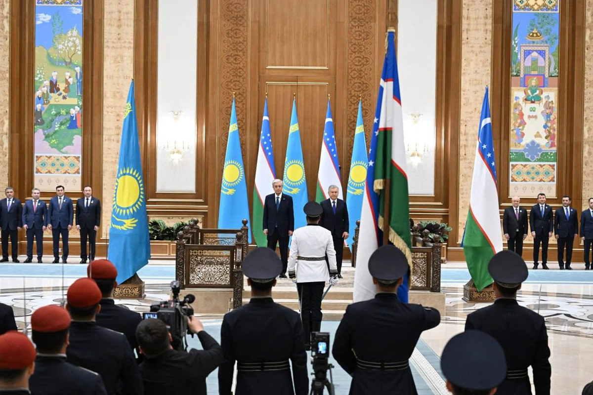 Церемонию встречи президента Казахстана провели в аэропорту «Ташкент-Хумо»