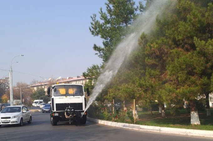 В Ташкенте начали поливать улицы и деревья для снижения уровня загрязнения воздуха