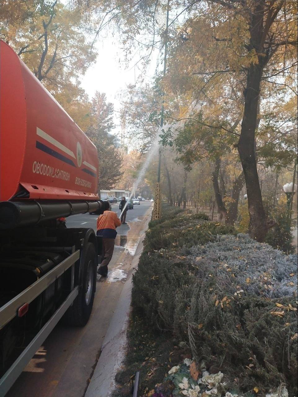 Хокимият Ташкента организовал полив улиц и включение фонтанов для снижения загрязнения воздуха