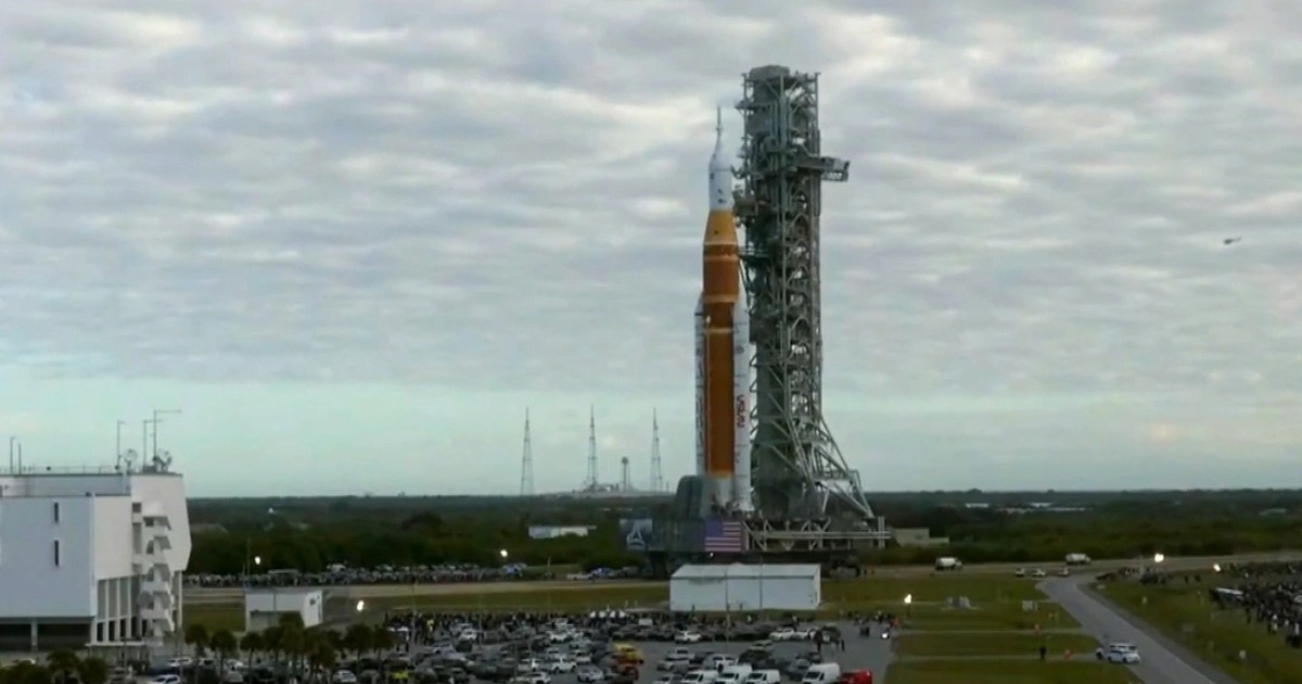 NASA готовит старт ракеты с астронавтами к Луне