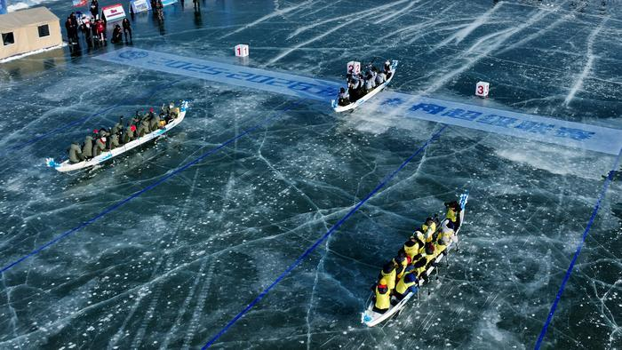 В Карамее завершились первые соревнования по ледяным драконьим лодкам