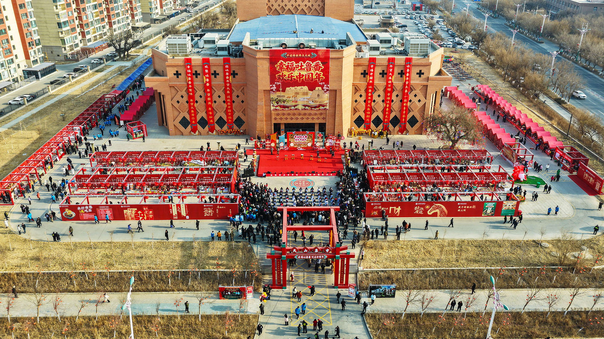 Как в Китае встречают Праздник весны: новогодняя ярмарка в Турфане (Синьцзян)