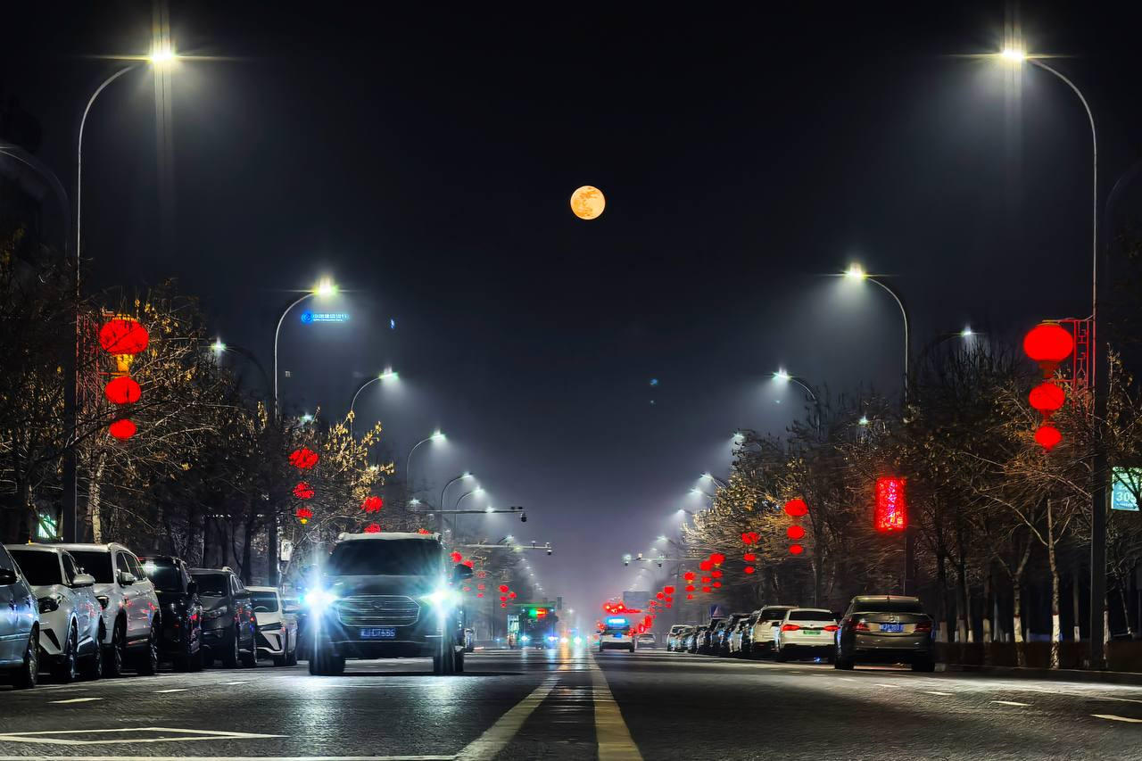 Снежная луна над городом, тепло зимней ночи