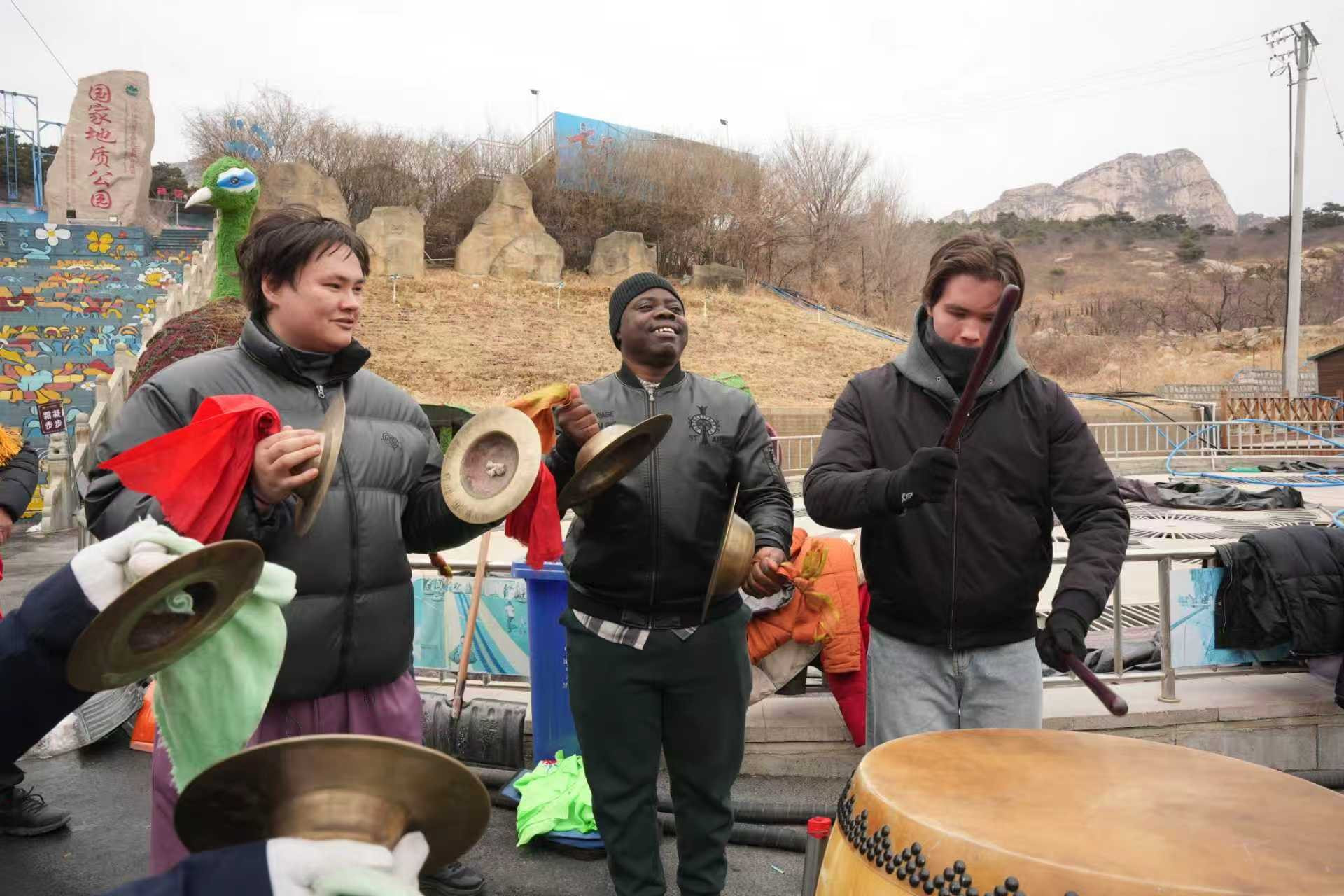 Иностранные гости в Китае ознакомились с традициями Праздника фонарей