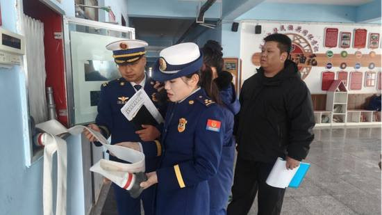 Карамай (Синьцзян): пожарные обеспечивают безопасность перед началом учебного года