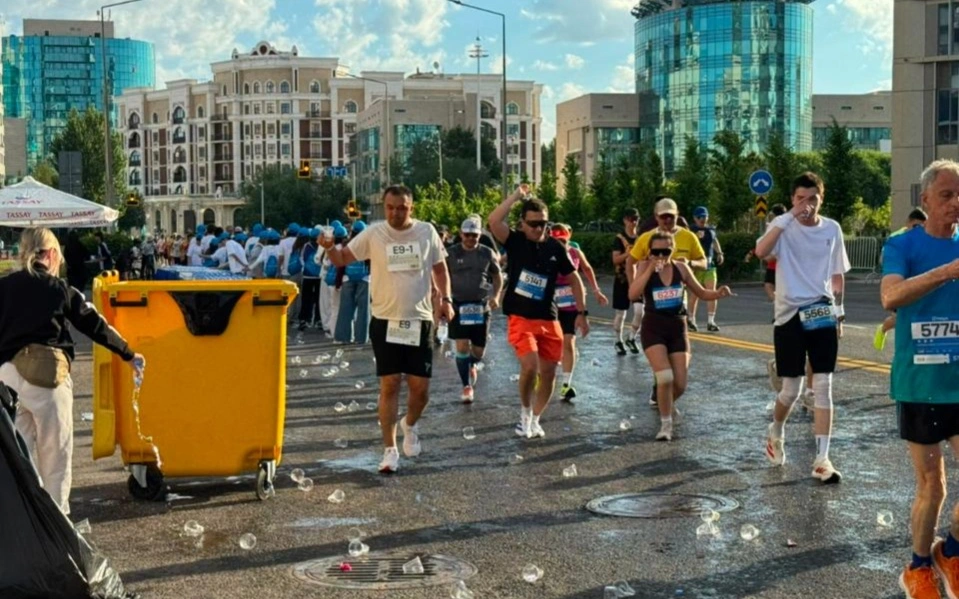 Участники Astana Half Marathon собрали мусор во время забега в поддержку акции «Таза Қазақстан»