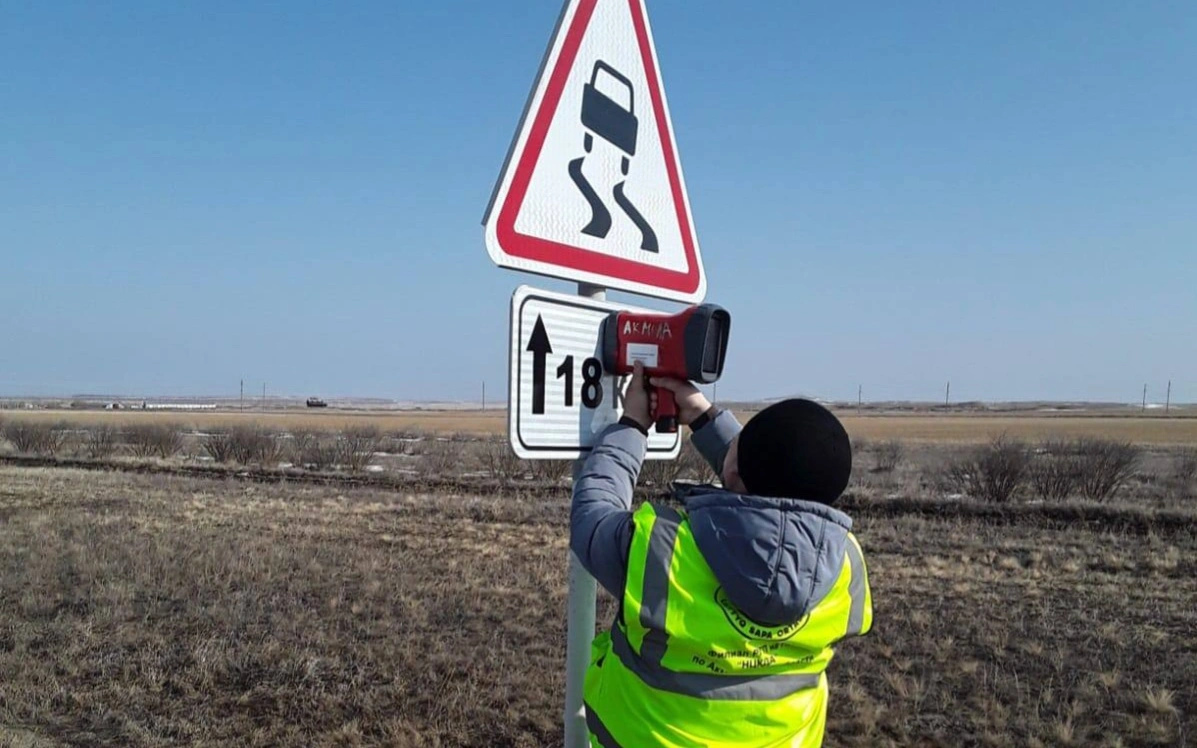 Более 140 тысяч дорожных знаков проверят в Казахстане