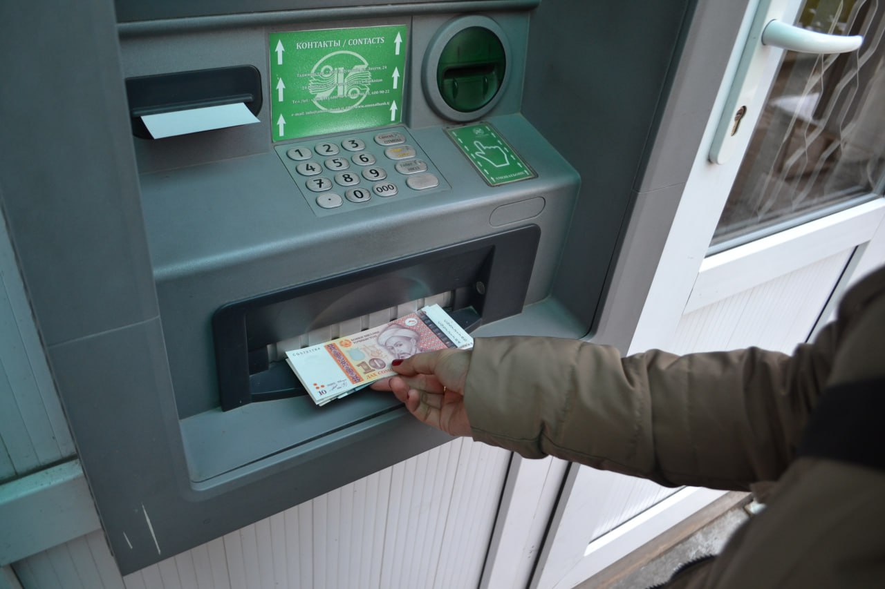 Средняя зарплата в Таджикистане за год выросла на 20%. В каких сферах самые высокие заработки?