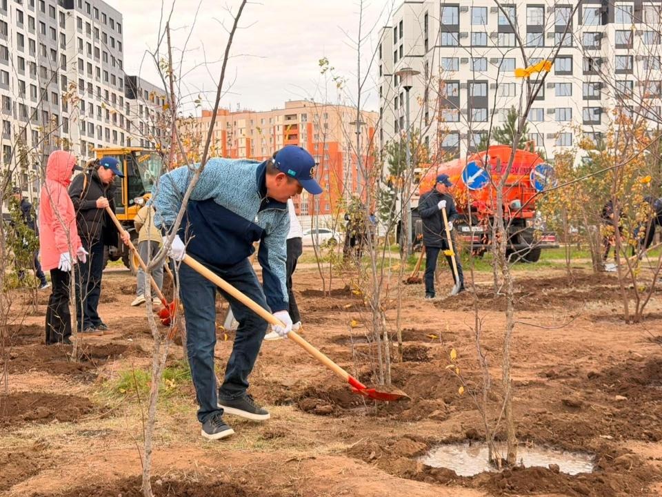 Липы, ивы и яблони: еще 340 деревьев появились в популярном парке Астаны